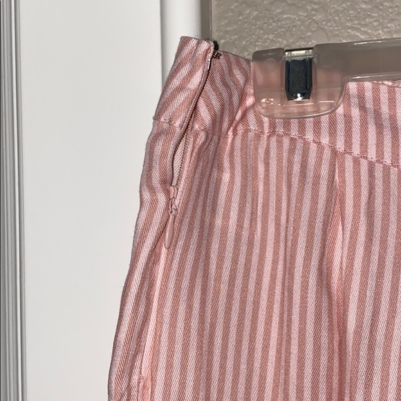 🌟Last Day on Posh🌟 Striped Ruffled Shorts - Picture 3 of 4